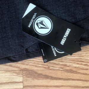 Brand new Volcom mens shorts size 36. Black with Grey undertones.